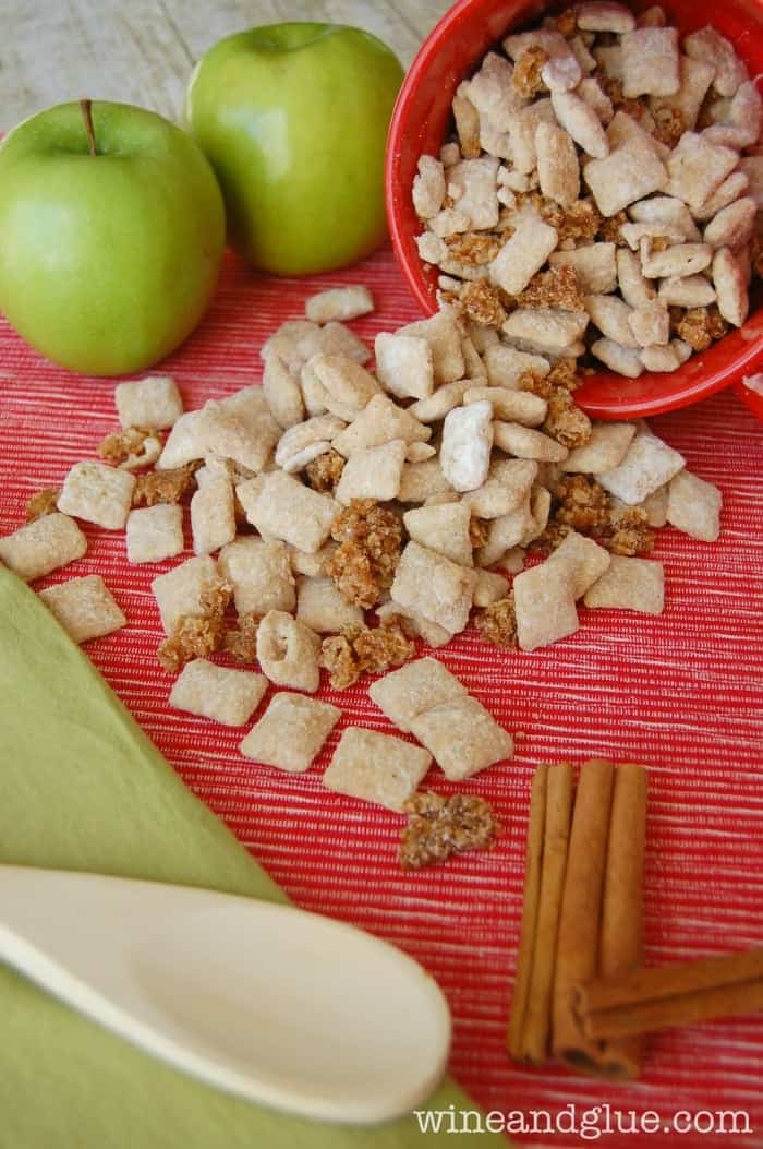 Apple Pie Muddy Buddies with Streusel Topping! The awesomeness of muddy buddies combined with the delicious taste of streusel topped apple pie! via www.wineandglue.com