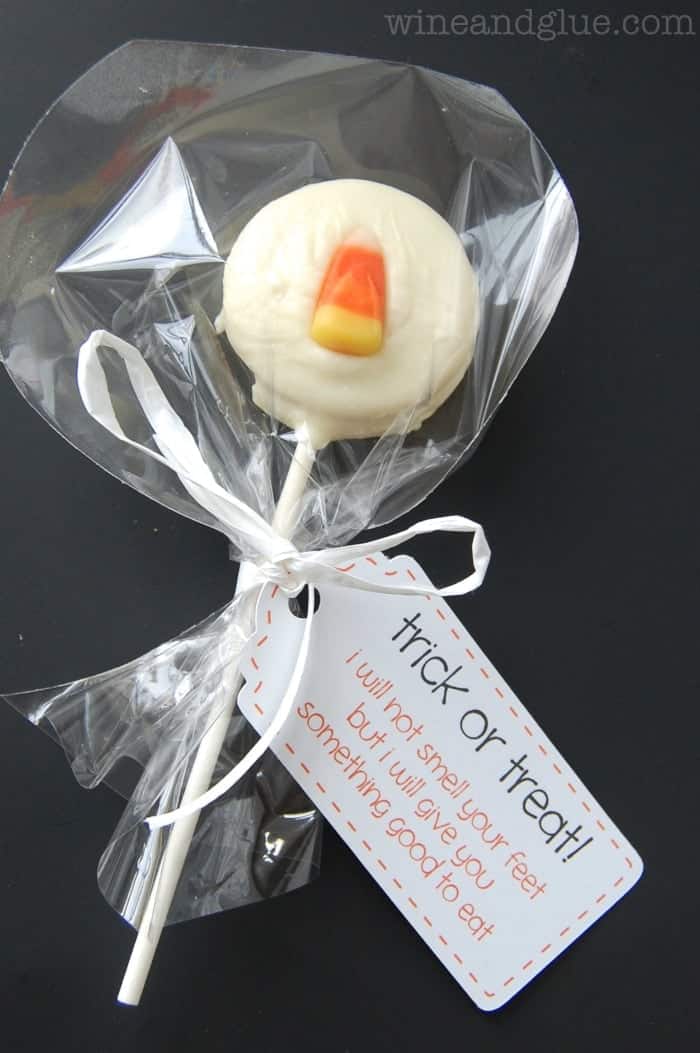 Candy Corn Pops!  A fun Halloween treat complete with free printable tags! via www.wineandglue.com