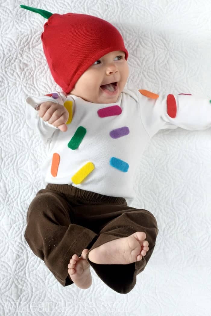 This Easy Cupcake Baby Costume can be made in under an hour, and without an extra long supply list!  Your baby will be so cute, you'll want to eat them!!