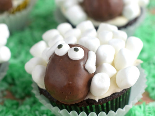 Shaun the Sheep cake & cupcakes - Three Sweeties