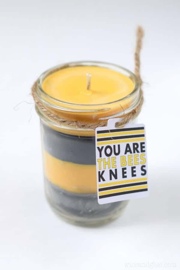 Ever wonder how to make a citronella candle? These Bumblebee Citronella Candles are so easy to make, and make a perfect gift!