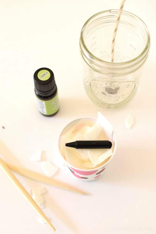 Ever wonder how to make a citronella candle? These Bumblebee Citronella Candles are so easy to make, and make a perfect gift!