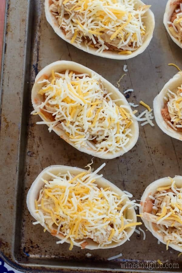These Easy Cheesy Taco Boats are absolutely perfect as a quick weeknight dinner or a fun game day appetizer. My four year old declared these the best dinner ever! 