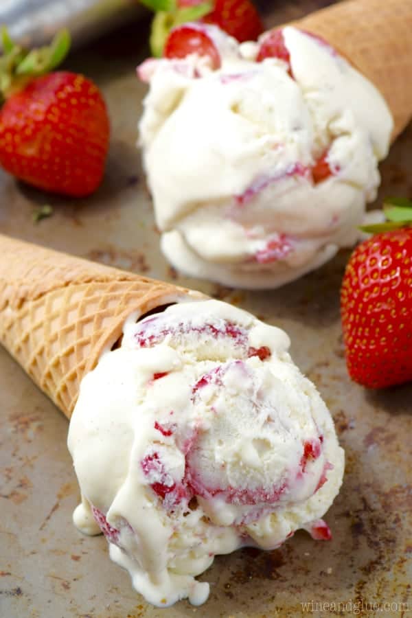 Super simple, made without a machine and with basic ingredients, this Strawberries and Cream Ice Cream is a perfect treat to make with the kids!