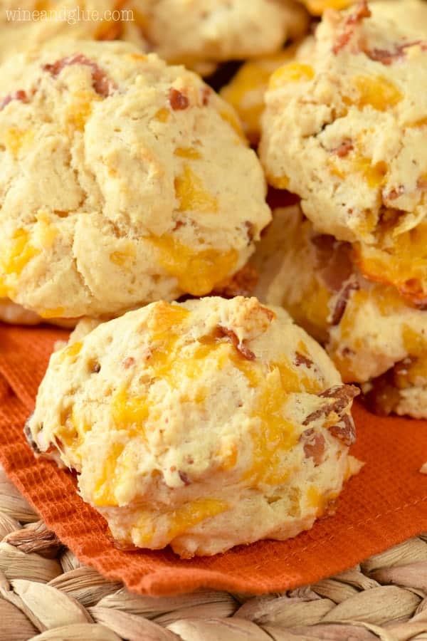 These Easy Bacon Cheddar Biscuits are so easy that you can perfectly throw them together right before serving your meal!