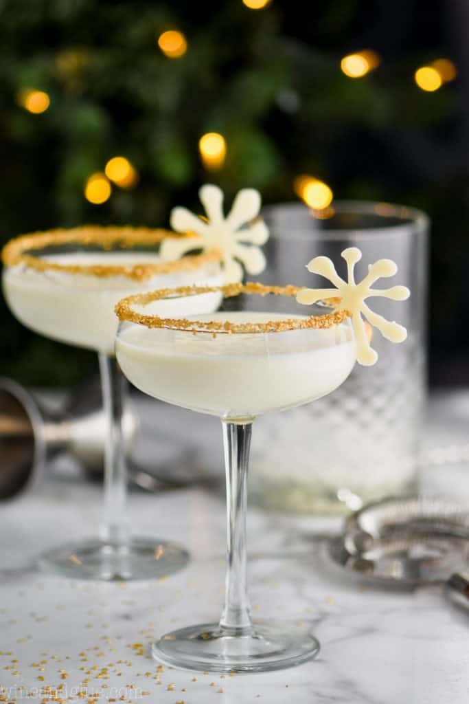 due Martini di Natale guarniti e davanti alle luci delle feste