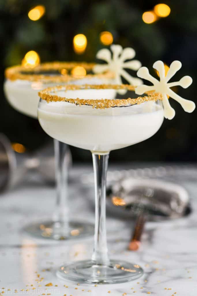 martini de Noël dans des verres cerclés de sucre doré