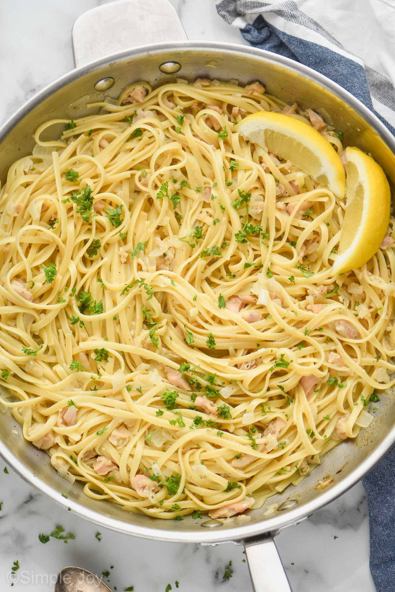 https://www.simplejoy.com/wp-content/uploads/2020/05/linguine-with-clams.jpg