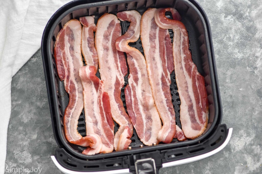 https://www.simplejoy.com/wp-content/uploads/2022/07/how-to-cook-bacon-in-air-fryer-1024x683.jpg