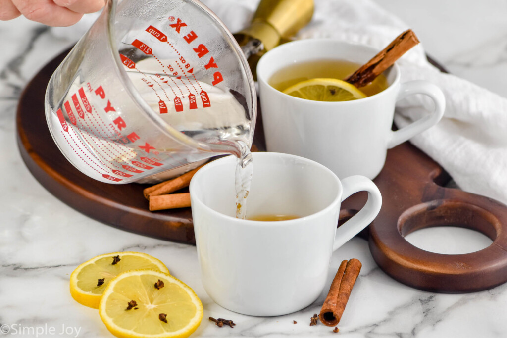 https://www.simplejoy.com/wp-content/uploads/2022/11/how-to-make-a-hot-toddy-2-1024x683.jpg
