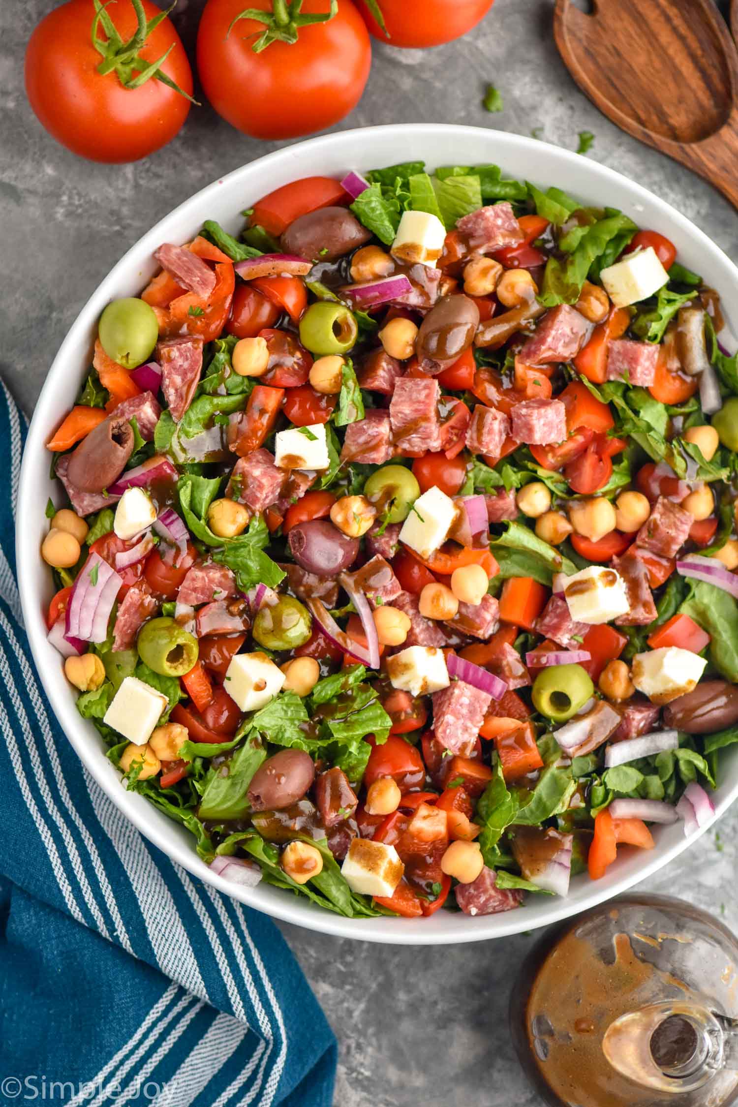 https://www.simplejoy.com/wp-content/uploads/2022/11/italian-chopped-salad.jpg
