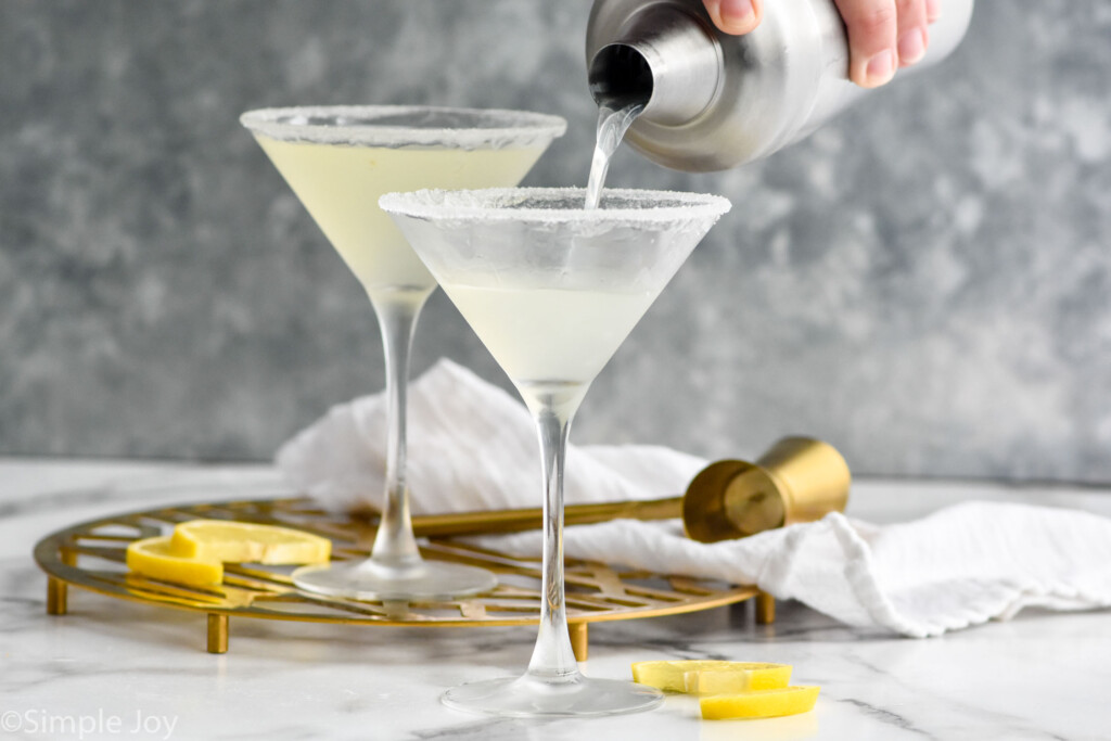 https://www.simplejoy.com/wp-content/uploads/2023/09/how-to-make-a-lemon-drop-martini-1024x683.jpg