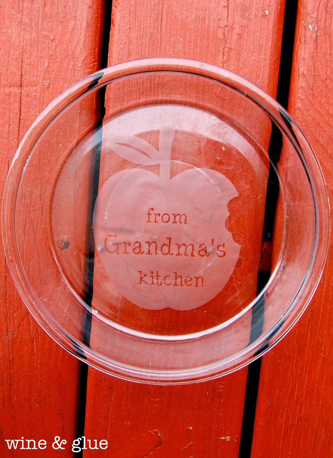 The perfect gift for a baker or pie lover! Personalized Etched Pie Plates from Wine & Glue #glass #etched #pie #plates