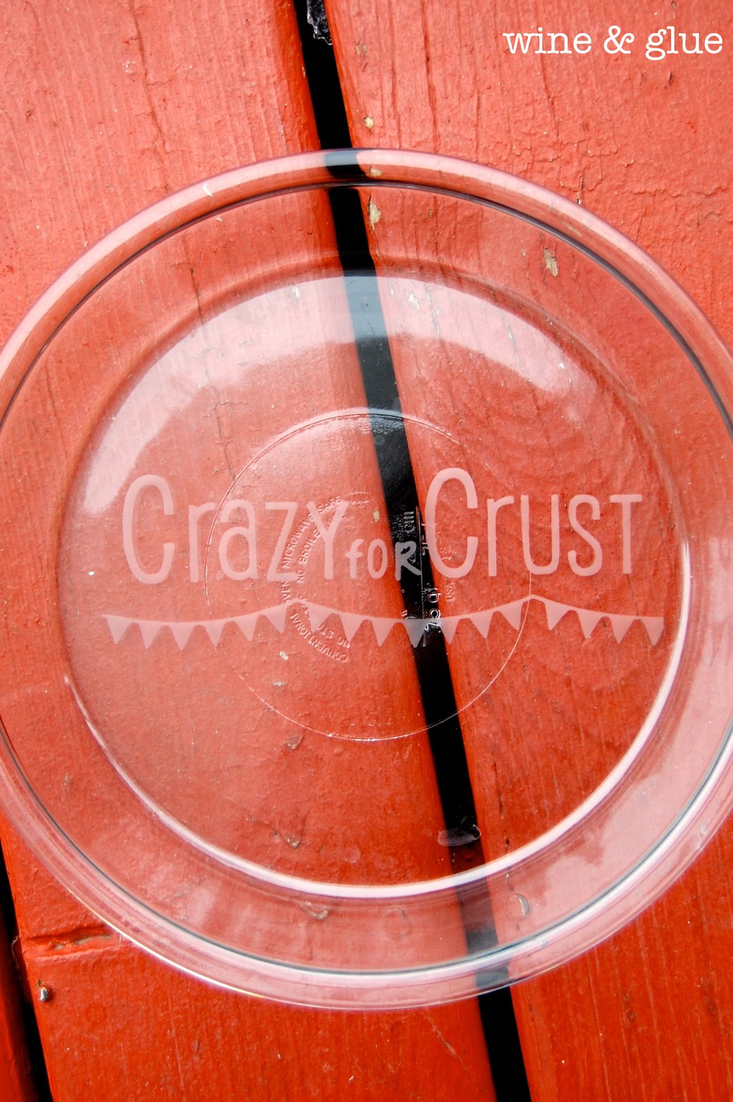 The perfect gift for a baker or pie lover! Personalized Etched Pie Plates from Wine & Glue #glass #etched #pie #plates